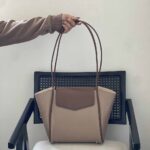 کیف دوشی زنانه مدل لیندا
