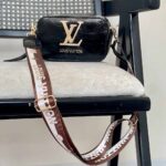 کیف پاسپورتی زنانه برند LV