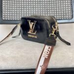 کیف پاسپورتی زنانه برند LV